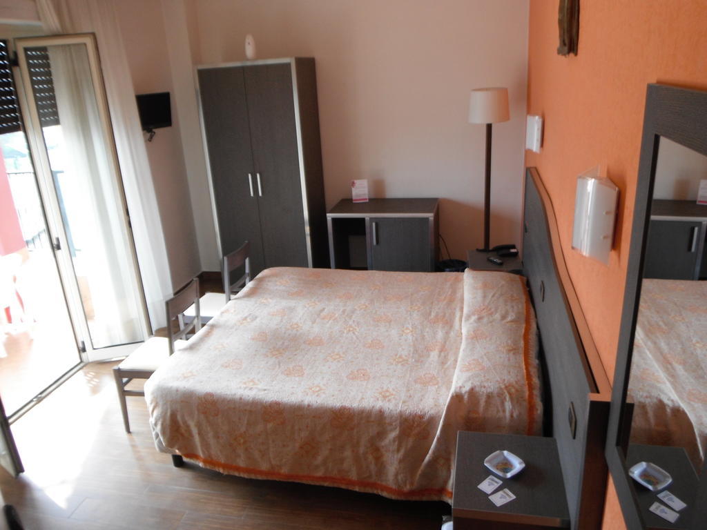 Hotel Renato Sesto San Giovanni Ruang foto