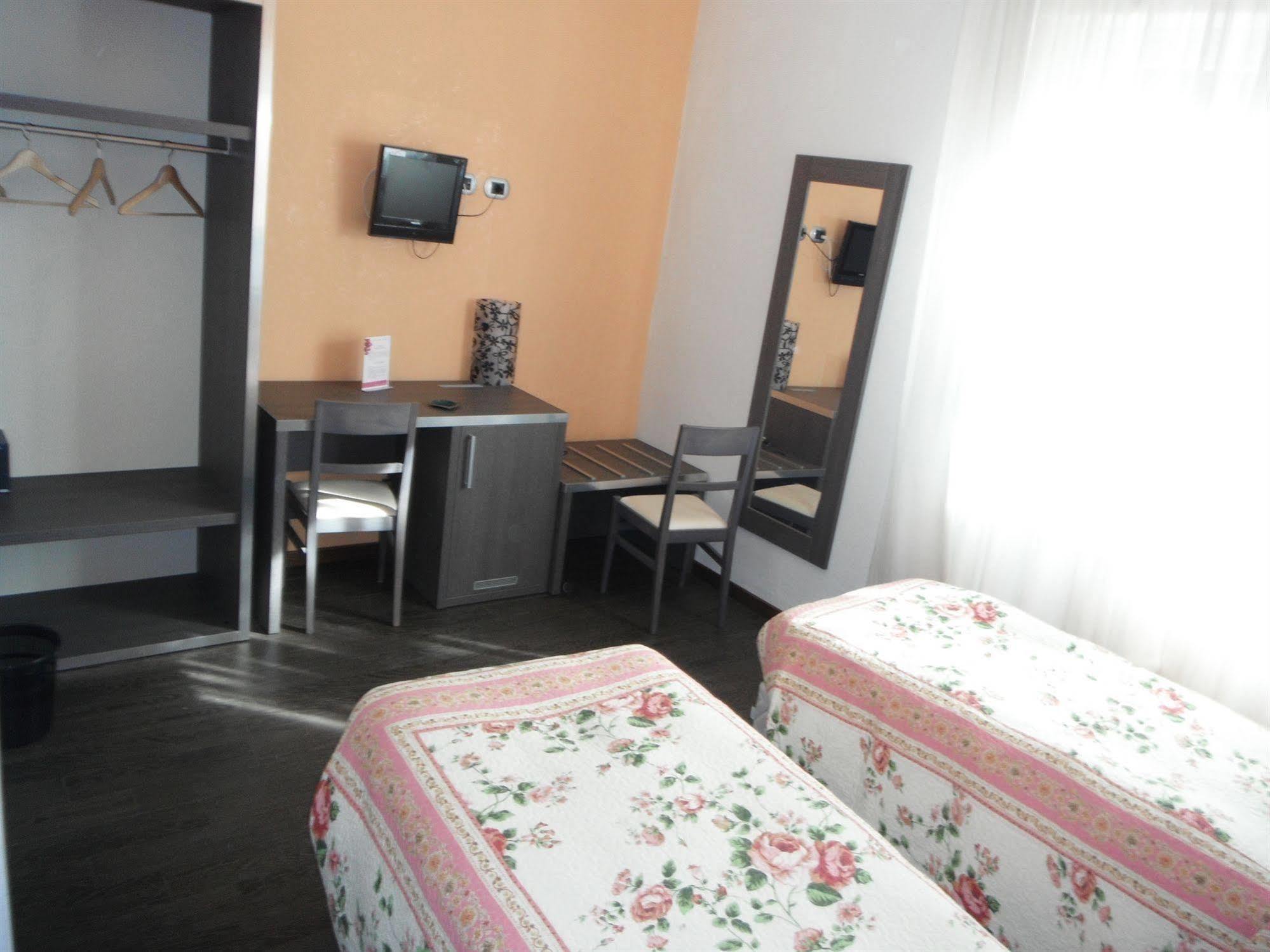 Hotel Renato Sesto San Giovanni Bagian luar foto